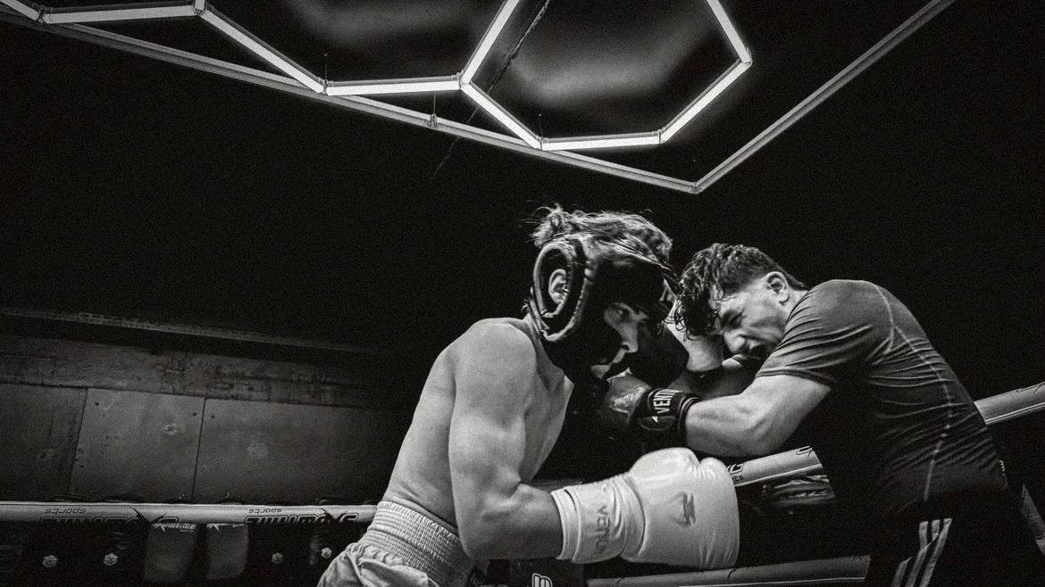 Clinch im Sparring unter Neonlicht