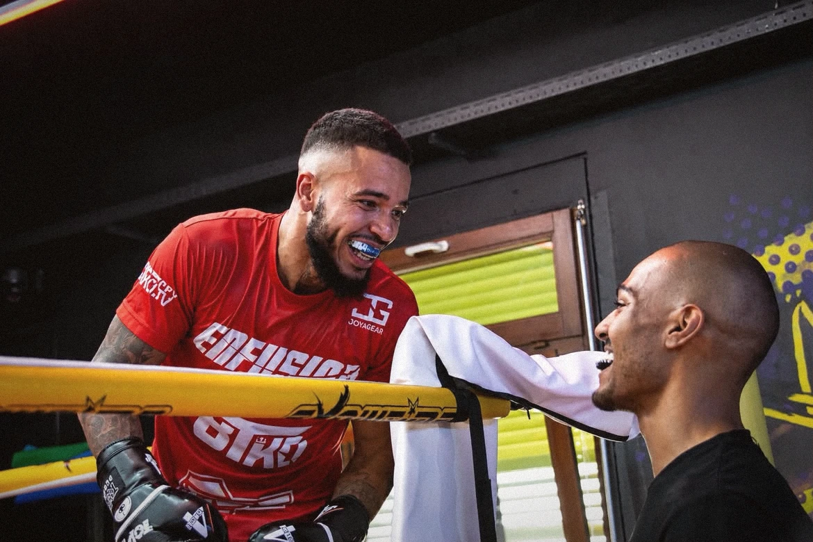 Trainingspartner teilen einen Moment am Ring
